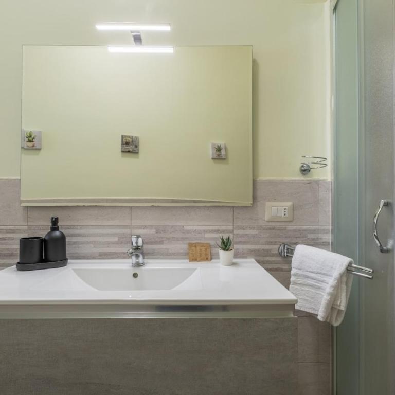 Bright apartment in the city center - Spacious & cozy - Appartamento con 2 Camere da Letto e Balcone - 43