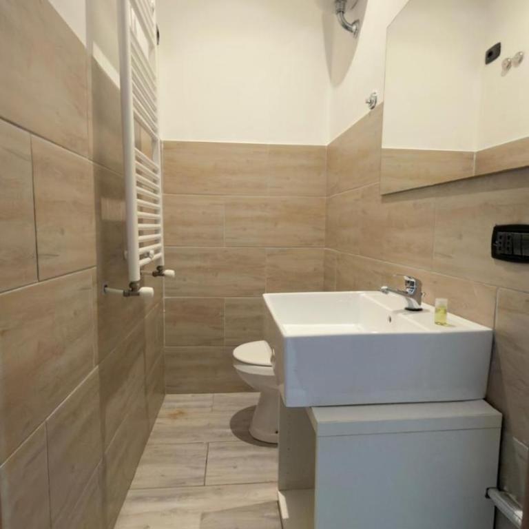 Spacious and Bright - Appartamento Deluxe con 2 Camere da Letto e Balcone - 23