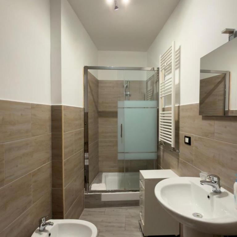 Spacious and Bright - Appartamento Deluxe con 2 Camere da Letto e Balcone - 20