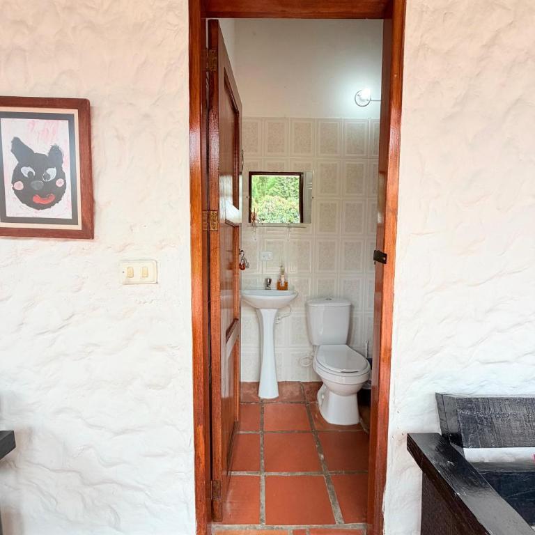 Finca Hostal Ágora - Economy Quadruple Room with Shared Bathroom - 4