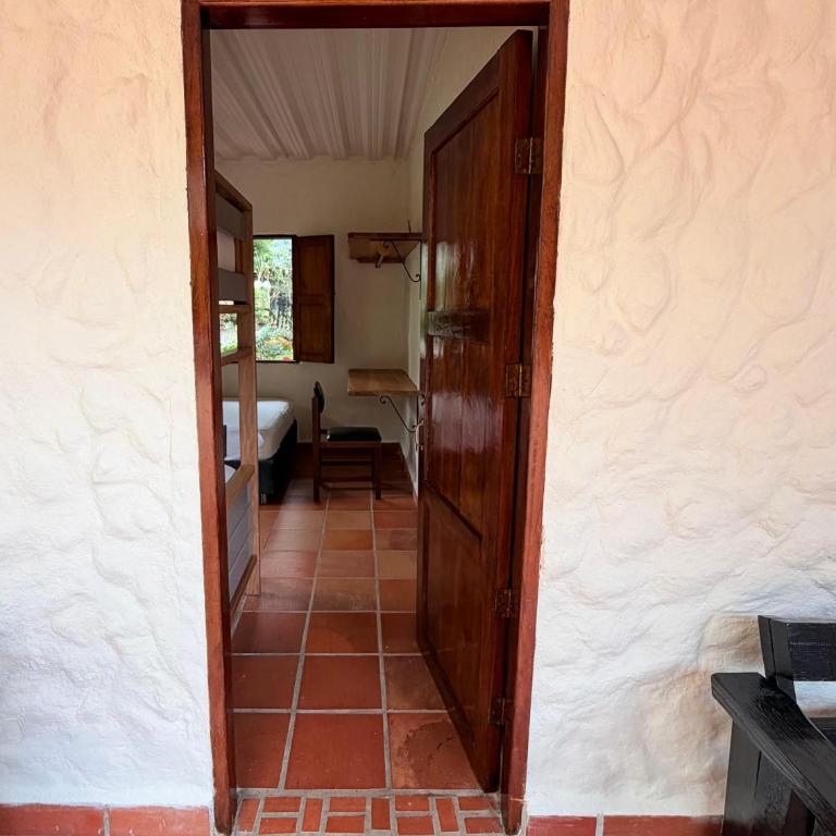Finca Hostal Ágora - Economy Quadruple Room with Shared Bathroom - 5
