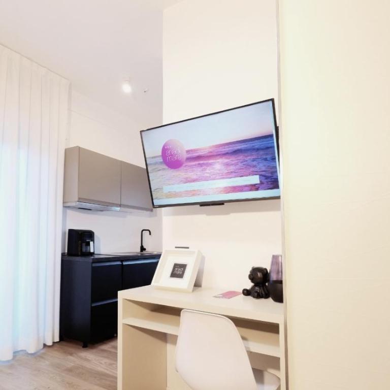 Hotel Aria di Mare Bed & Breakfast & Beach in centro a Riccione - Family Suite with Balcony - 5