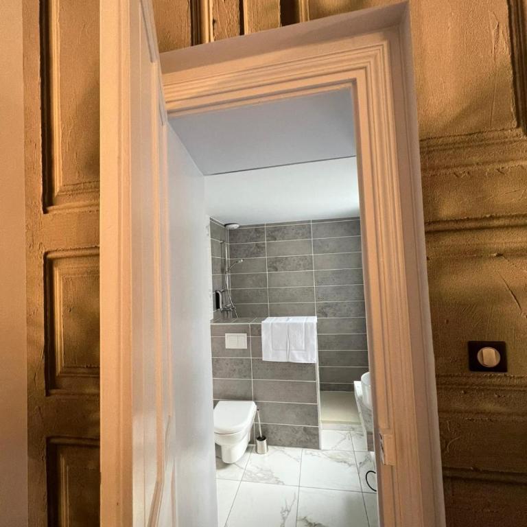 Domaine Clairfontaine Noyarey - Suites Junior - Chambre Double ou Lits Jumeaux - Vue sur Jardin - 8