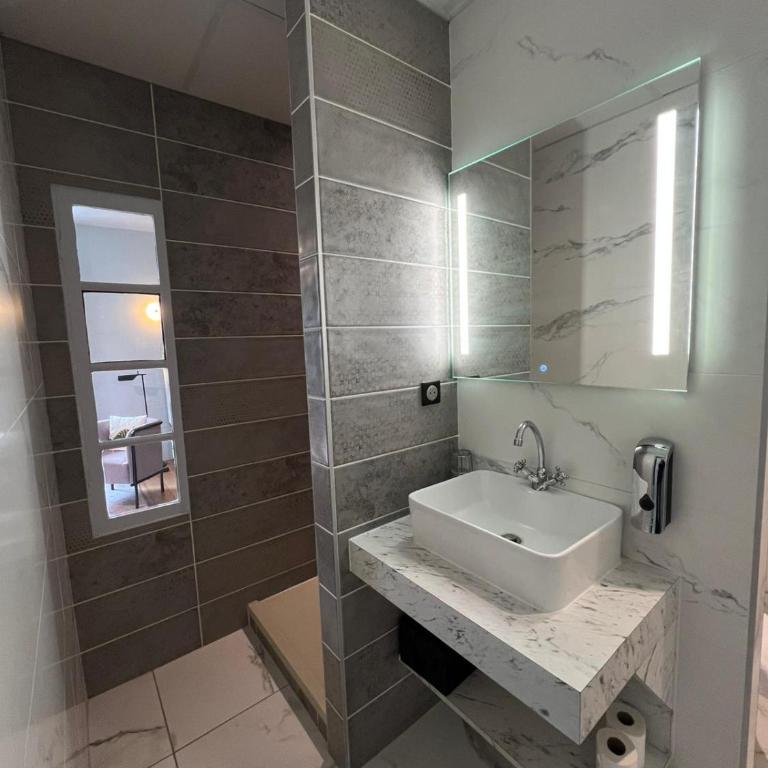Domaine Clairfontaine Noyarey - Suites Junior - Chambre Double ou Lits Jumeaux - Vue sur Jardin - 12