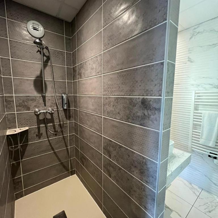 Domaine Clairfontaine Noyarey - Suites Junior - Chambre Double ou Lits Jumeaux - Vue sur Jardin - 11