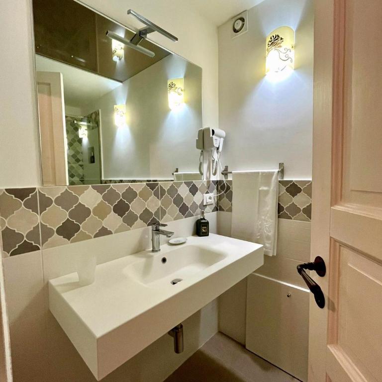 Le Suite Vintage del Corso - Double Room with Balcony - 12