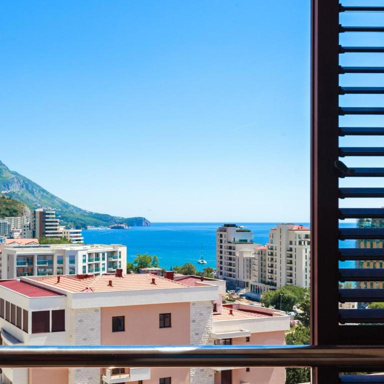 Three bedroom spacious apartment Anatolia - Three-Bedroom Apartment with Balcony - 10