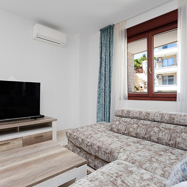 Three bedroom spacious apartment Anatolia - Three-Bedroom Apartment with Balcony - 33