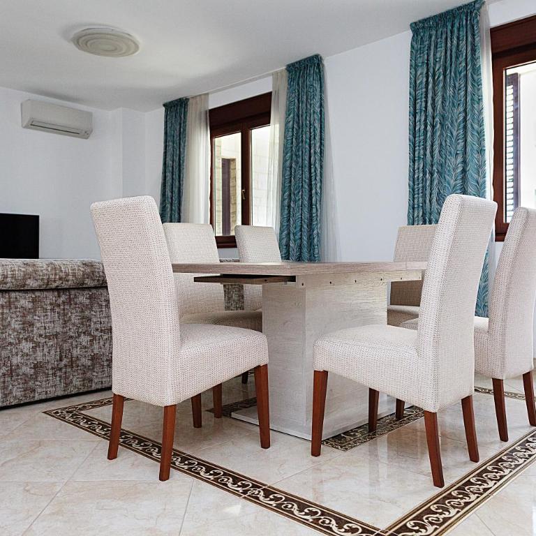 Three bedroom spacious apartment Anatolia - Three-Bedroom Apartment with Balcony - 11