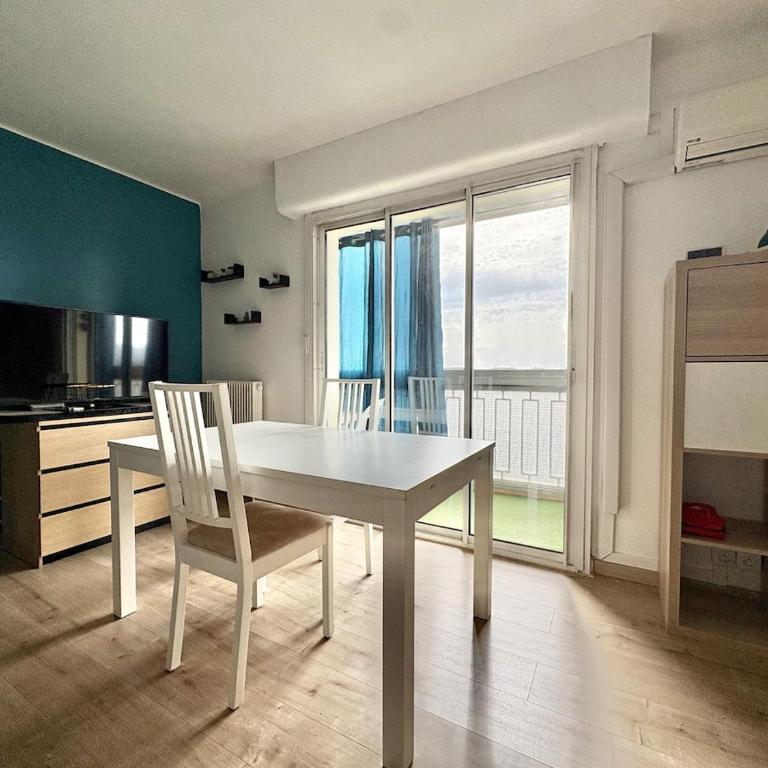 Studio moderne avec loggia, vue dégagée - Studio Apartment with Balcony - 6