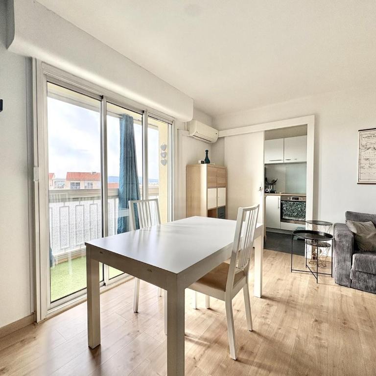 Studio moderne avec loggia, vue dégagée - Studio Apartment with Balcony - 7