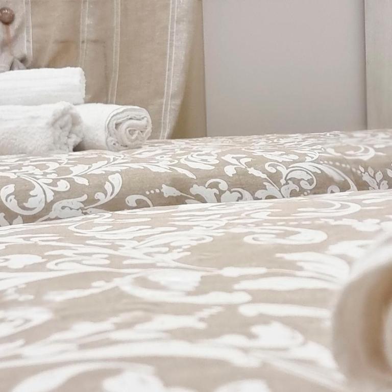 La Rosa House - Double or Twin Room with Private Bathroom - 10