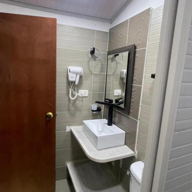 Hotel familar galarza house - Habitación Doble con baño privado - 7