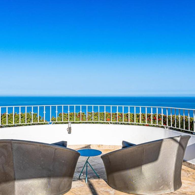 Cozy condo with pool & AC - family base near beach & activities, shared hot tub - Vacation Home - 34