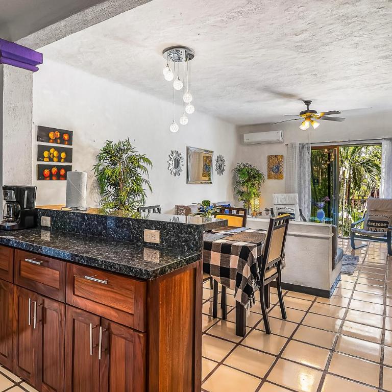 Cozy apartment w/ balcony, pool views, free Wifi - Vacation Home - 13