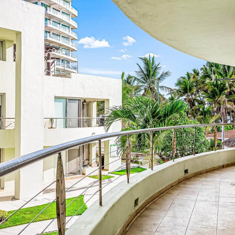 Spacious condo with near the beach with resort-style pool, inviting balcony - Casa - 4