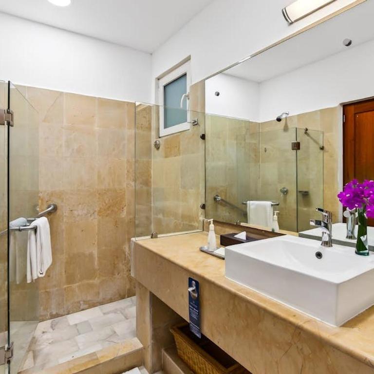 Modern hillside suite with balcony, city view, pools, gym & full kitchen - Vacation Home - 19