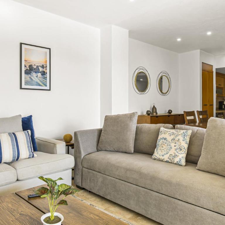 Stylish beach condo with private balcony, pool, AC and fitness room - Casa - 6