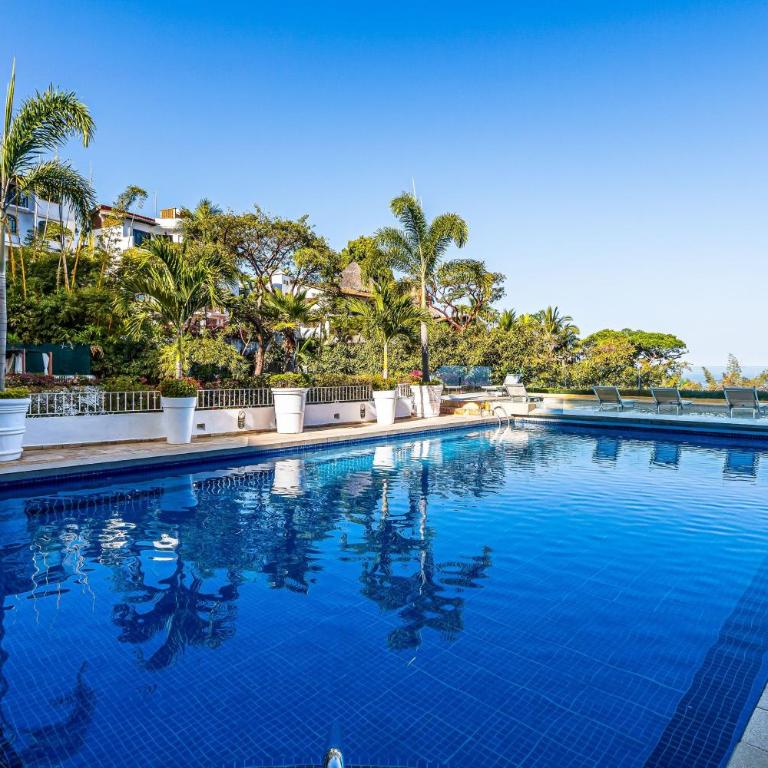 Upscale coastal suite with private terrace, ocean views, pool & hot tub - Vacation Home - 50