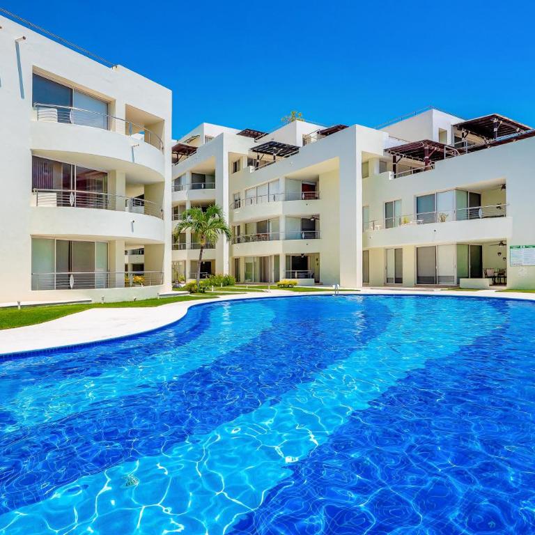 Ocean-view condo with pools, roof deck, lounge, private balcony, & AC - Casa - 2