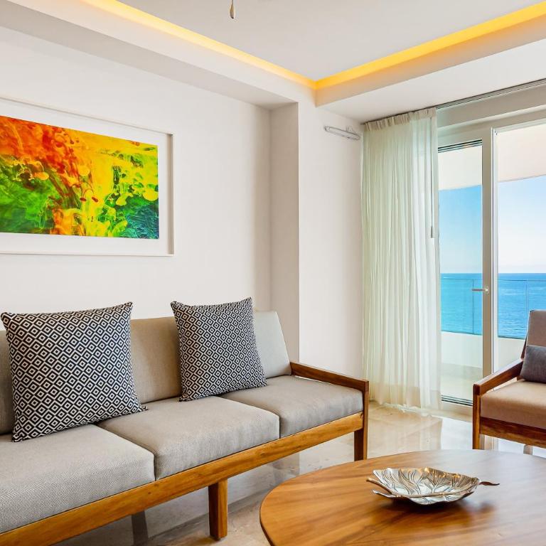Oceanfront, 8th-floor condo with pool, pool spa & large balcony - Vacation Home - 4