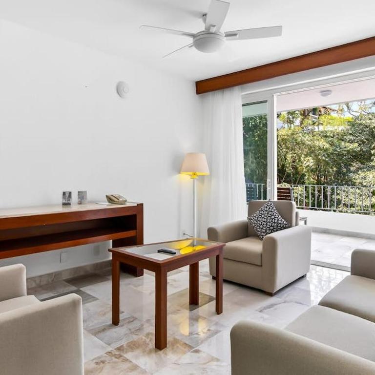 Modern hillside suite with balcony, city view, pools, gym & full kitchen - Vacation Home - 5