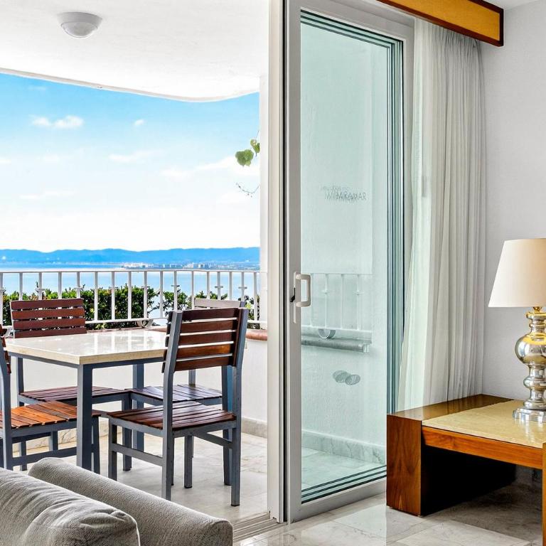 Elegant hillside villa with panoramic views, pool, hot tub & luxe interiors - Vacation Home - 34