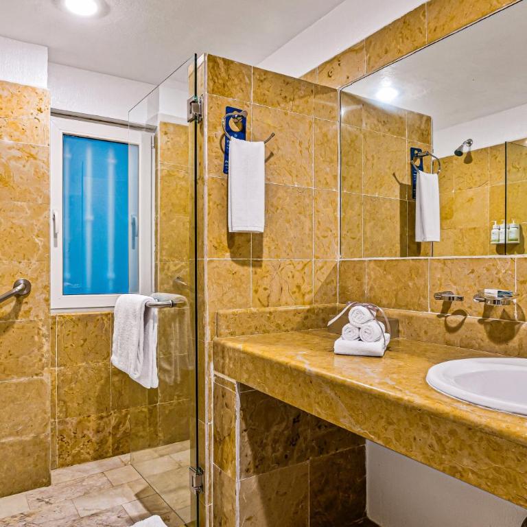 Elegant oceanview suite with heated pool, private hot tub & terrace dining - Vacation Home - 25