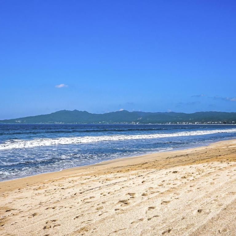 Stylish beach condo with private balcony, pool, AC and fitness room - Casa - 51