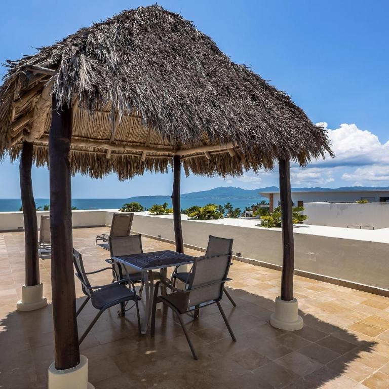 Stylish beach condo with private balcony, pool, AC and fitness room - Casa - 39