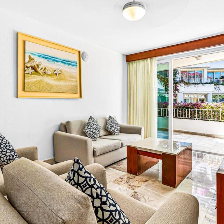 Cozy condo with pool & AC - family base near beach & activities, shared hot tub - Vacation Home - 5
