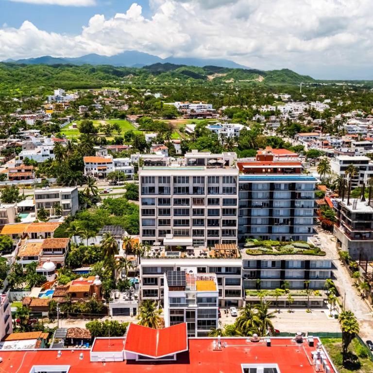 Modern waterfront condo with shared pool, balcony, and washer/dryer - Casa - 1