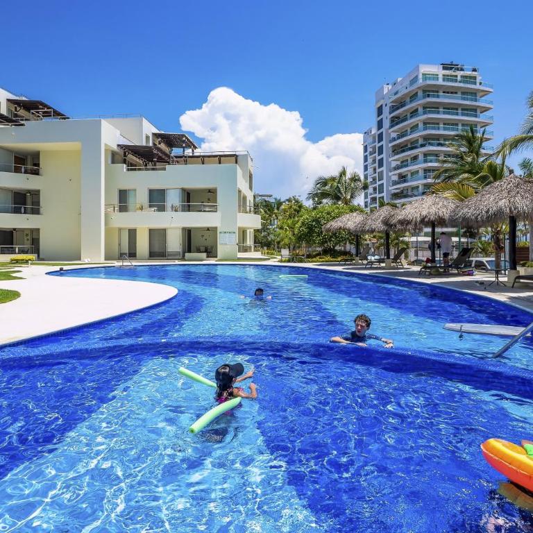 Stylish beach condo with private balcony, pool, AC and fitness room - Casa - 46