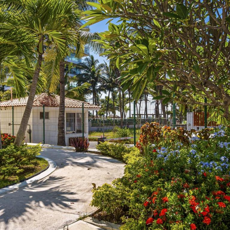 Stylish beach condo with private balcony, pool, AC and fitness room - Casa - 40