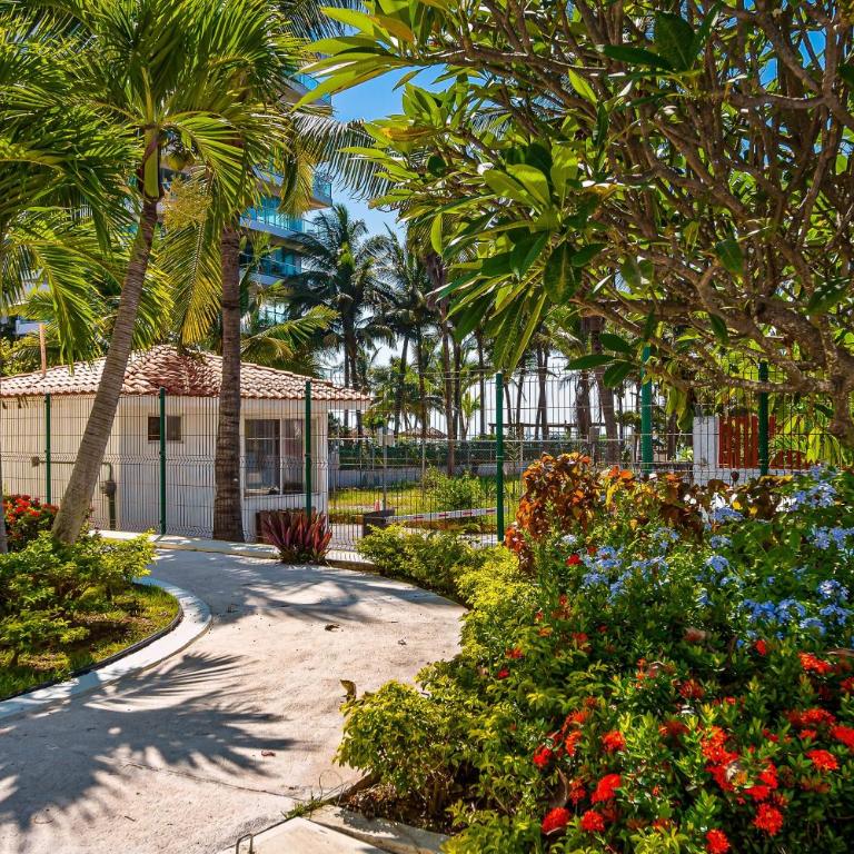 Modern ocean-view stay with pool and rooftop access, large balcony, and AC - Casa - 41