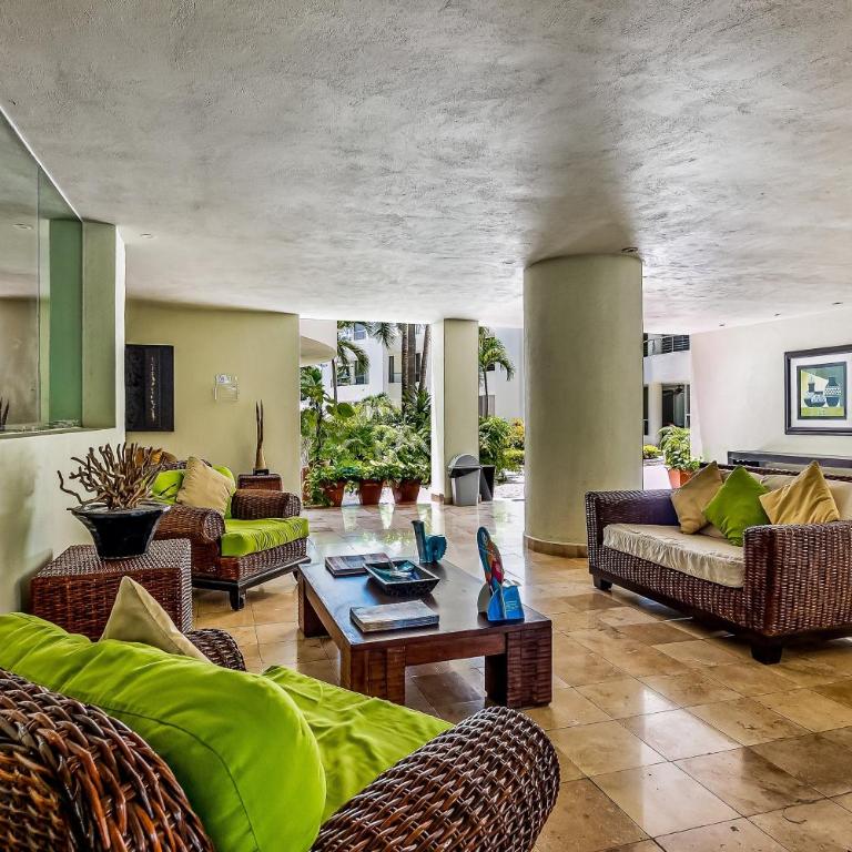 2nd-floor condo with private balcony, on-site pool & billiards - Casa - 7