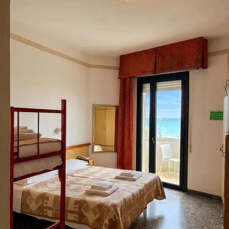 Hotel Columbia Frontemare - Camera Quadrupla con Vista Mare Frontale - 2