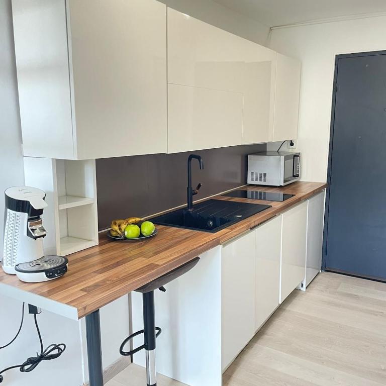 Charmant appartement climatisée à 200m de la plage - Two-Bedroom Apartment - 4