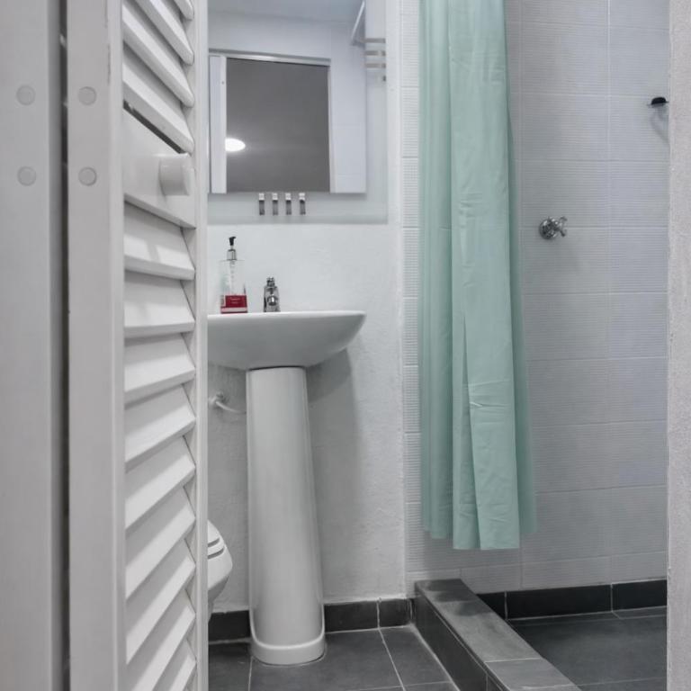Seven Nights Hostel Cartagena - Triple Room with Bathroom - 17