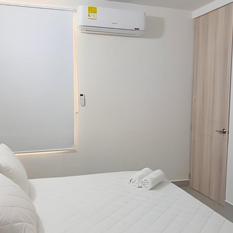 Perfect Getaway: 2 Queen Beds and Beach Just Steps Away - Apartment - 4