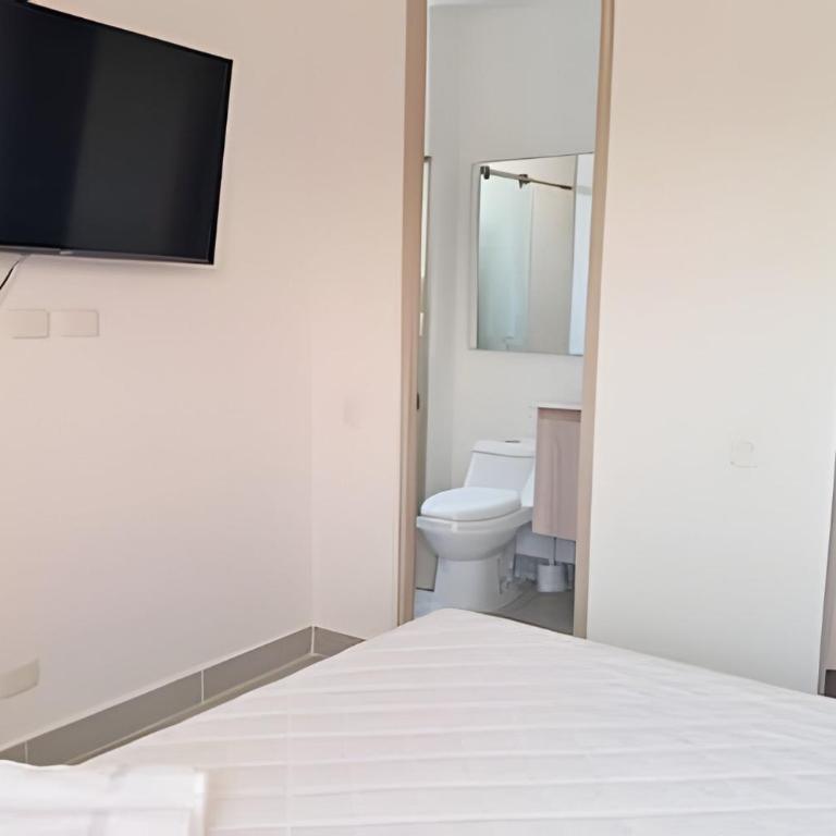 Perfect Getaway: 2 Queen Beds and Beach Just Steps Away - Apartment - 7