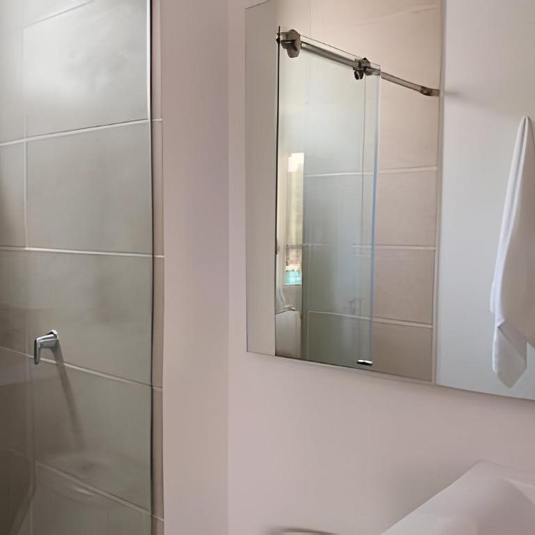 Perfect Getaway: 2 Queen Beds and Beach Just Steps Away - Apartment - 13