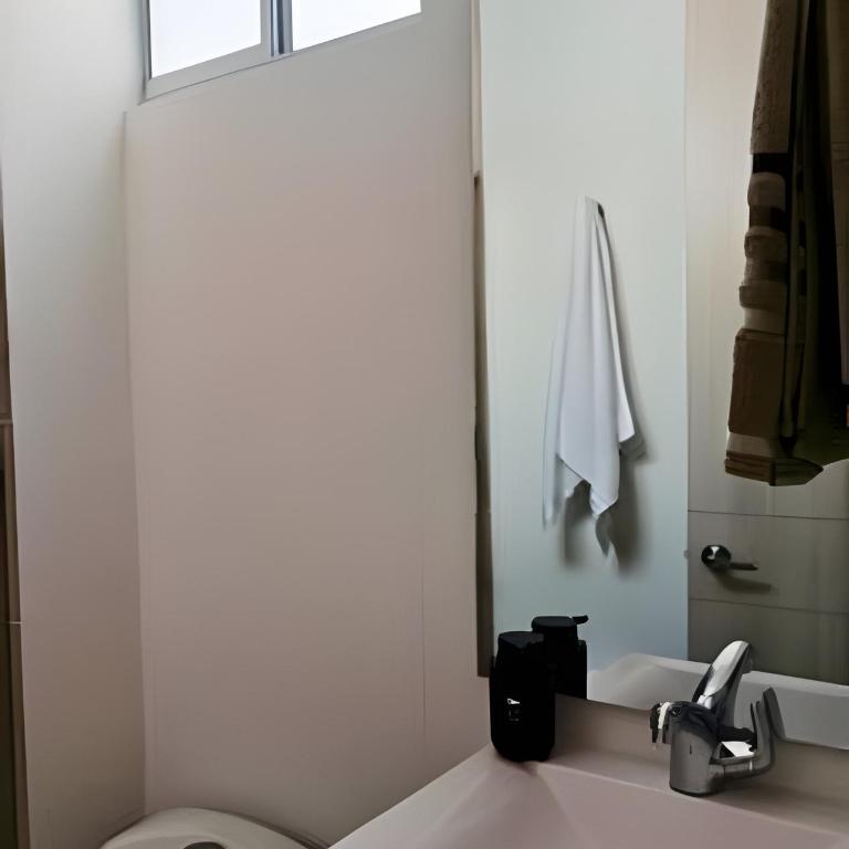 Perfect Getaway: 2 Queen Beds and Beach Just Steps Away - Apartment - 12