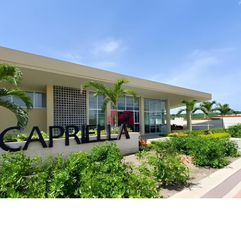 Perfect Getaway: 2 Queen Beds and Beach Just Steps Away - Apartment - 23