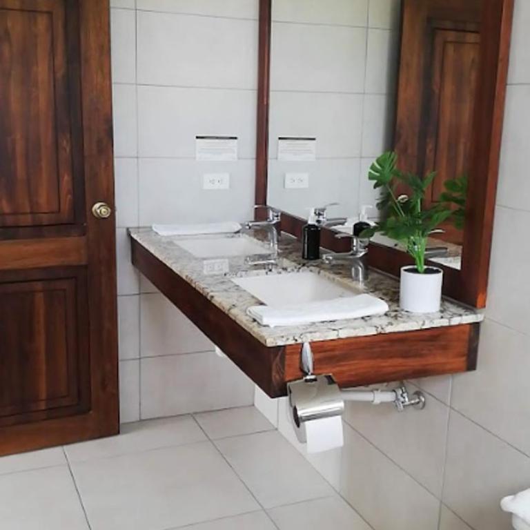 Jama Campay - Three-Bedroom House - 5