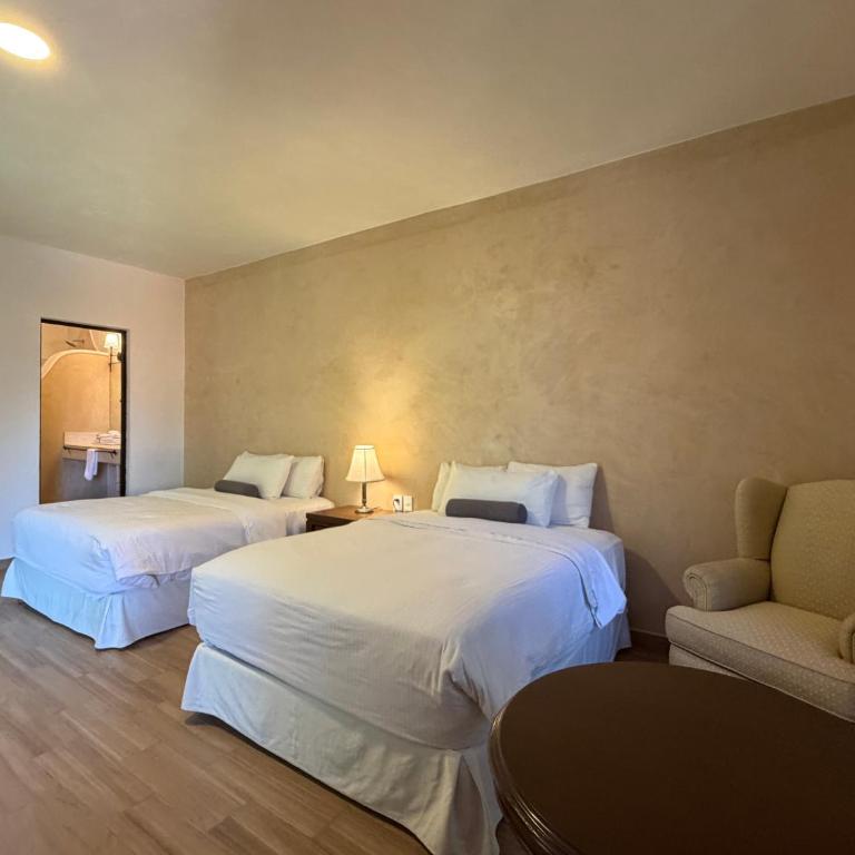 Art 64 Guest House - Adults Only - Double Room with Two Double Beds - 4