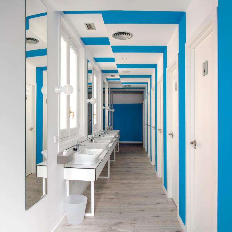 Safestay Madrid Central - Bed in 8-Bed Mixed Dorm Shared Bathroom - 11