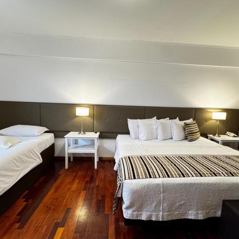Hotel Tolosa - Superior Triple Room - 9