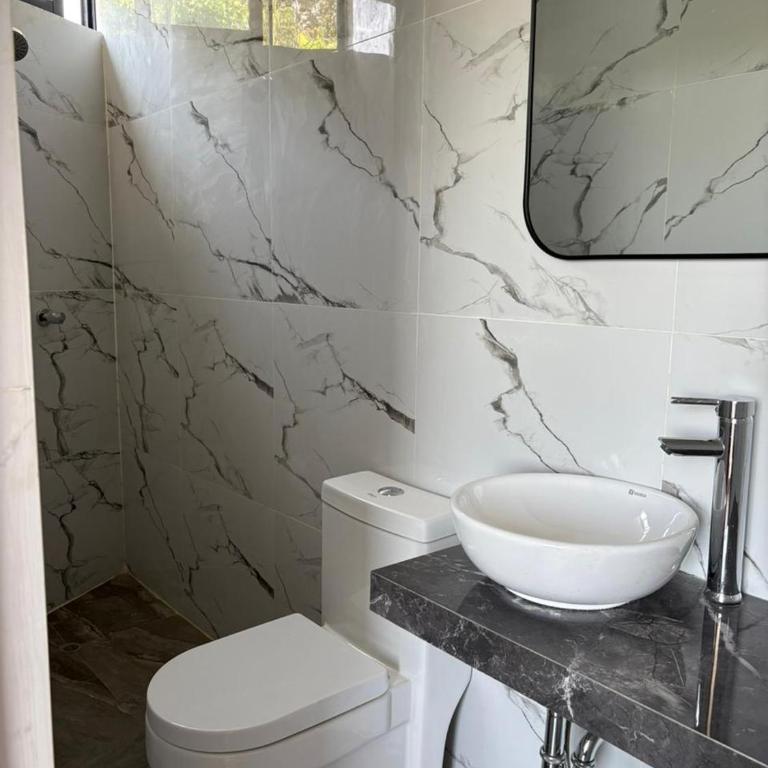 Estadía San Vicente - Habitación con cama grande y vistas al jardín - 6