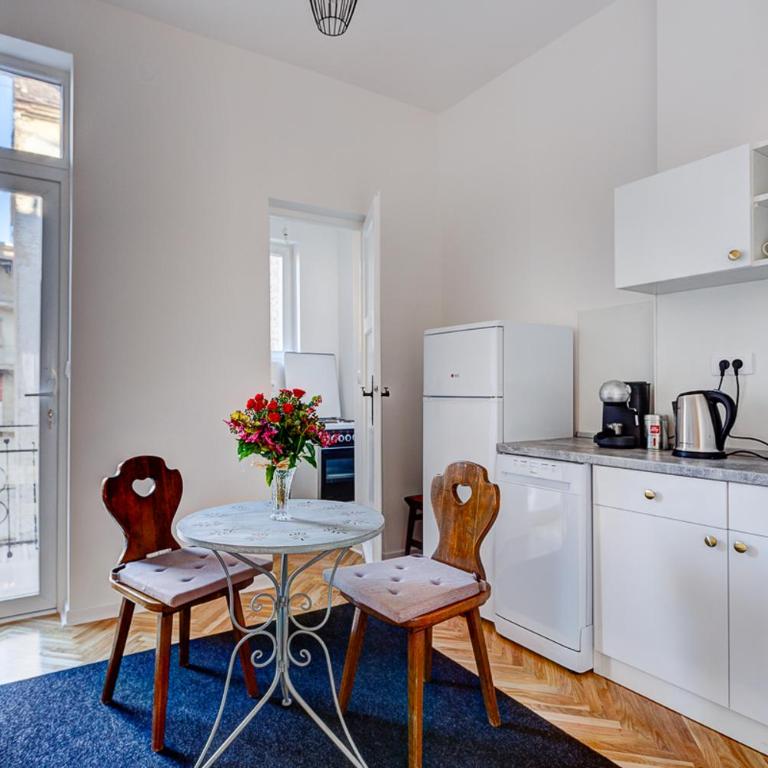 Bright Apartment Central - Apartment - 16